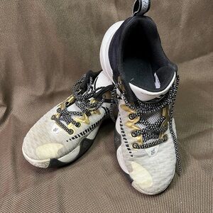 Nike Giannis Antetokounmpo Sneakers - Gold and White